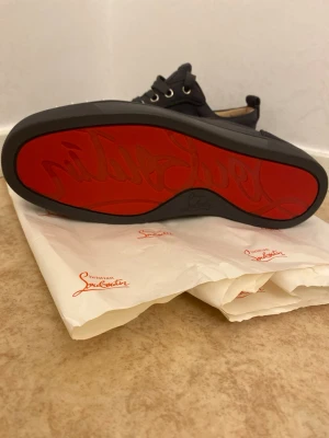 Mörkgrå loubs - Tja säljer ett par schyssta loubs dom kommer med dustbag och lite tillbehör extra spikar helt nya