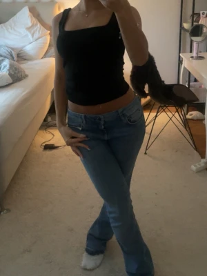 Blå bootcut jeans med låg midja - Snygga low waist bootcut jeans från zara, långa i längden