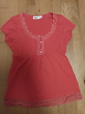 Rosa babydoll topp - Jättesöt rosa babydoll topp som jag säljer då den inte kommer till användning! Köpt secondhand men märket är bonprix, strl 36/38, skulle säga att den passar som M💕 Tröjan är mer klar-rosa i verkligheten!