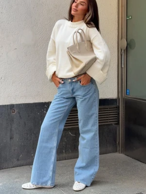 Ljusblå raka jeans från NA-KD - Säljer ett par ljusblå jeans från NA-KD med rak passform och låg midja storlek 38. Jeansen är helt nya, aldrig använda och har därmed prislapp kvar. Jeansen är slutsålda på hemsidan. Nypris 700kr