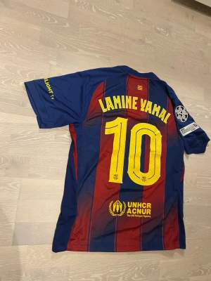Barcelona matchtröja Lamine Yamal #10 - Tja! Säljer en helt ny 25/26 FC Barcelona T-shirt med Lamine yamal på ryggen. Jätte bra kvalitet, inga hål eller något liknande. Den är i Storlek M och måtten finns på dem sista bilderna! Skickar inom 24 Tim 😊💨