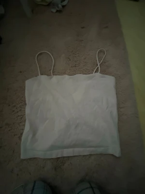 ljusrosa linnetopp kort - bra skick  dm mig om du vill se hur den sitter på