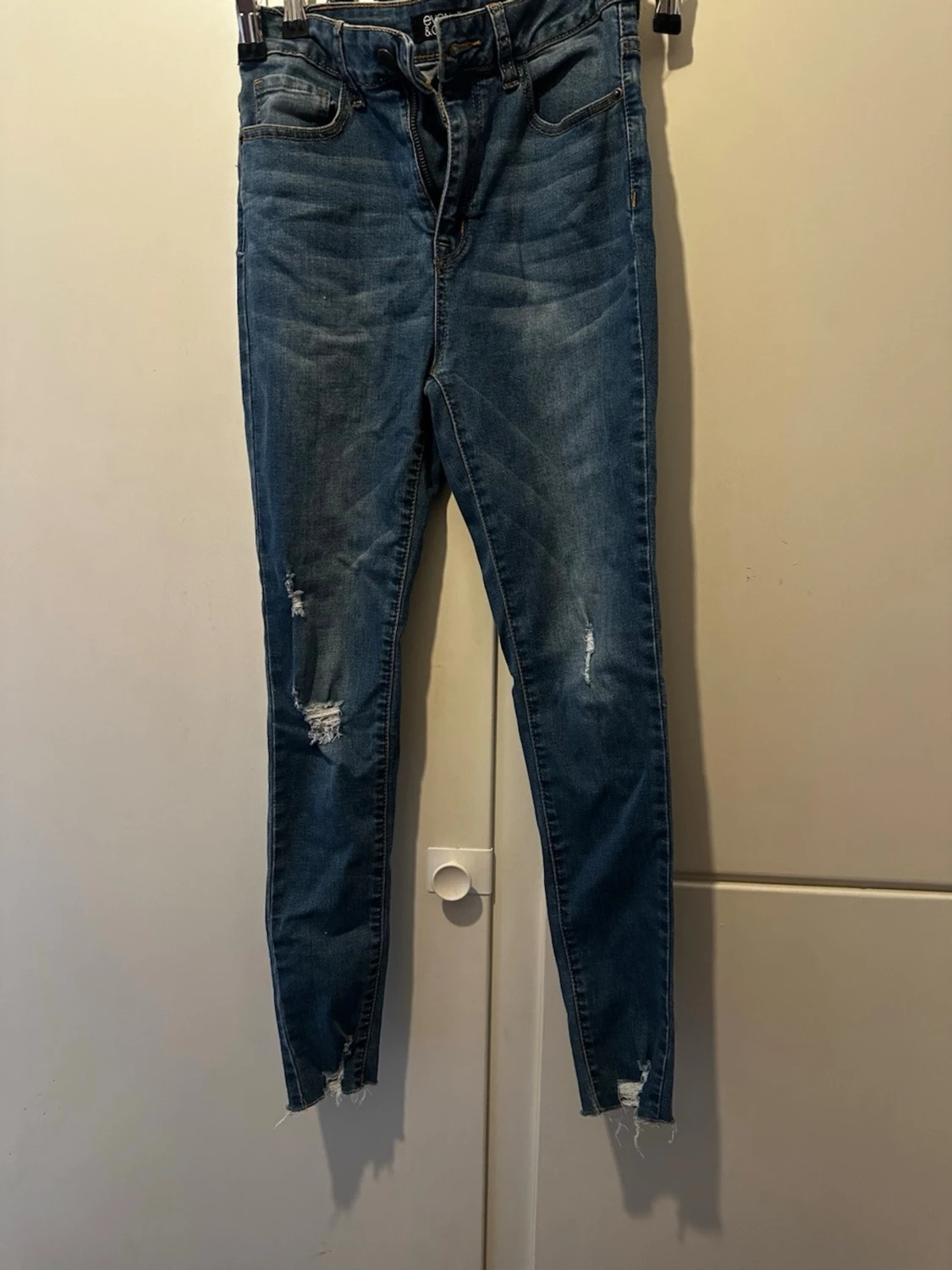 Blå skinny jeans från Even&Odd