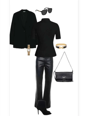 Svart axelväska från Zadig & Voltaire - Snygg svart axelväska i skinn från Zadig & Voltaire med silverfärgad kedja och coolt emblem med vingar på framsidan. Väskan har dubbla dragkedjor och magnetstängning, perfekt storlek för mobilen och det viktigaste. Kedjan kan tas av för att använda som clutch.