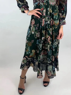 Blommig långklänning från Zara med scarf strl 34 - Snygg långklänning från Gina Tricot i mörkgrön bas med blommigt mönster i flera färger. Klänningen har lång ärm, v-ringning med knyt och volangdetaljer vid ärmslut och nederkant. Tillverkad i ett lätt och luftigt polyestertyg.