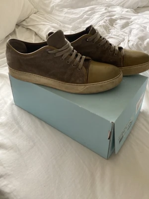 Lanvin skor  - Skick 7/10 grå med olivgrön cap toe  (pris kan diskuteras)