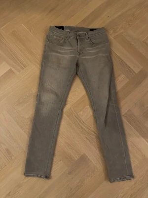 Dondup george  - Säljer ett par dondups i modellen george, mycket fint skick, Köpta på NK. Storlek 34. Hojta till vid funderingar! :) 