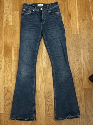 Low bootcut jeans - Mörka Low waist bootcut jeans från Gina i fint skick. Säljer då jag har flera liknade.