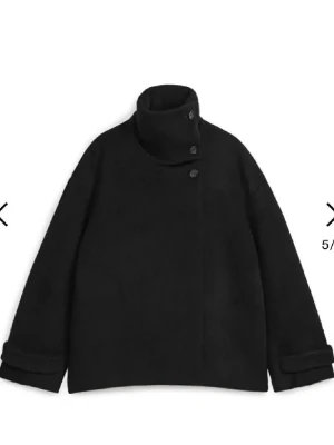 Arket kappa svart  - Säljer min svarta arket kappa. Slutsåld på hemsidan. Använder tyvärr inte den längre så säljer vidare! Perfekt nu på våren och även till hösten. 