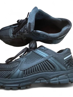Nike Zoom Vomero 5 Max svarta sneakers - Nike Zoom Vomero 5 sneakers i helsvart med mesh och syntetpaneler. Skorna har en chunky sula, reflekterande detaljer och klassisk Nike Swoosh på sidan. Grymt sköna och perfekta för dig som gillar sportig streetstil. Size 44,5                     Väldigt bra skick använt ca 3-5ggr max 