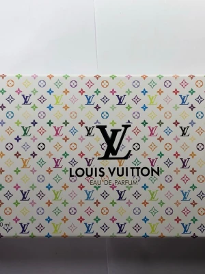 Louis Vuitton parfymset 4x30ml - Exklusivt parfymset från Louis Vuitton med fyra Eau de Parfum: Imagination, California Dream, Pacific Chill och City of Stars. Flaskorna är 30 ml vardera och kommer i en färgglad, mönstrad förpackning med LV-logga. Perfekt för dig som vill ha lyxiga dofter i snygg design. Alla oanvända förutom city of stars som är typ 90 procent kvar