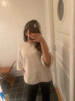 Tröja - Beige tröja. Använd 2-3ggr