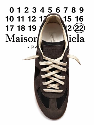Maison Margiela gats - Säljer ett par sjukt snygga maison margiela gats i storlek 42,5. De är i princip i nyskick och allt og följer med. Nfc på sulan under skon fungerar och farfetch tag följer med, kvitto finns likaså. Skriv vid frågor eller funderingar. (OBS, är borta i ungefär 3-4 dagar) 