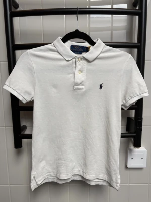 Ralph lauren pike | 10-12 - Vit Ralph lauren pike | strlk: M (10-12) slim fit | skick: bra | hör av dig vid frågor!