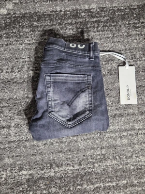 Dondup Jeans - Tjenare! Säljer ett par riktigt scyssta dondup jeans. Modellen är George. Skicket på jeansen är 9/10. Har du några frågor eller funderinga hör av dig // IC_RESELL