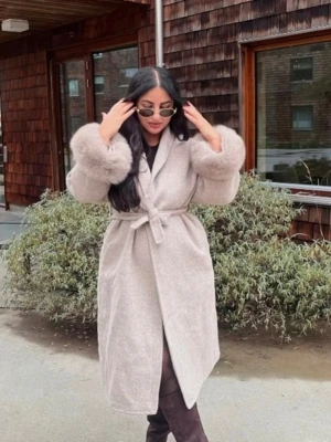 Kappa med äkta päls - Hej, säljer nu den fina kappa från femenina köpt för 3999kr, äkta päls, pälsen är avtagbar, kan frakta eller mötas upp i göteborg. 