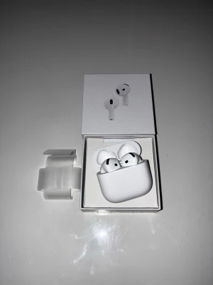 Apple AirPods med laddningsetui - Säljer ett par vita Apple AirPods Gen4 med laddningsetui. Snygg och stilren design i plast, perfekt för trådlös musik och samtal. Kommer i originalförpackning med tillbehör. Passar till alla Apple-enheter med Bluetooth. Finns ingen kvitto. 