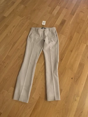 Beige kostymbyxor från bikbok - Säljer mina helt nya kostymbyxor från bikbok i storlek 36. Säljer då dom är för små. Hör av er om ni har några frågor💞💞