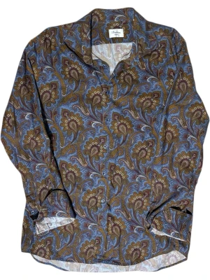 Mönstrad skjorta från Stenströms - Snygg skjorta från Stenströms i slimline-modell med ett unikt paisleymönster i blått, brunt och gult. Skjortan har långa ärmar, klassisk krage och knappar framtill. Perfekt för dig som vill sticka ut med stil. Skjortan är i storlek 43 men passar L-XL.