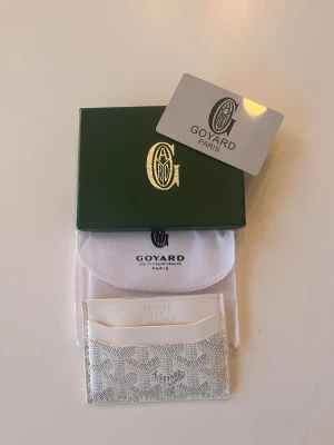 Vit plånbok  - Jag säljer en vit plånbok box ingår skriv gärna vid frågor kort kanske medföljer har få