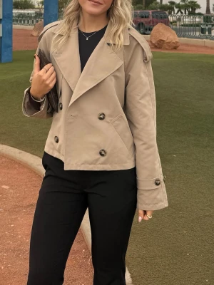 Trenchcoat🤍 - Säljer min superfina korta trenchcoat då den inte kommer till användning! Endast använd ett fåtal gånger, inga fläckar eller defekter! I nyskick😊