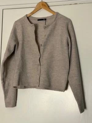 Grå/beige kofta med knappar - Använd 1 gång därav TOPP SKICK!! 