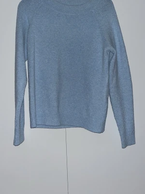 Ljusblå stickad tröja - En stickad ljusblå tröja från vero moda