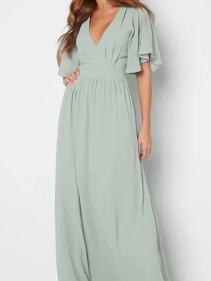 Salviagrön tärnklänning butterfly petit modell - Tärn/ Maxiklänning  från Bubbleroom Butterfly modell.  - Fodrad - Skirt vävt, stumt material - Högelastisk midja med knytband på sidan  Färgen är dimgrön/salviagrön   Klänningen passar petit,  till kortare tjejer. 