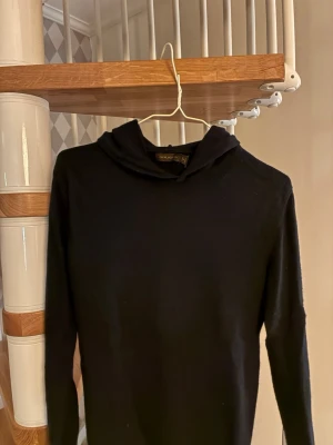 Blå hoodie från Oscar Jacobson - Inte kommit till användning så därför säljer jag den, den är i bra skick 