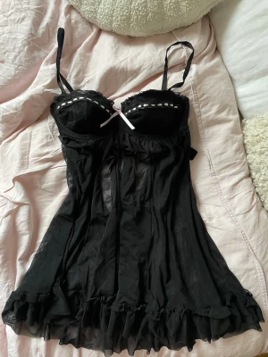 Pyjamas nattklänning - Jätte söt nattklänning med bh spänna på baksidan. Kupan passar a-b. Köpte den i en butik i London för 600kr och säljer för 400kr. Säljer pgr av att jag inte använder den💕