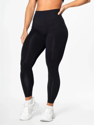 Svarta seamless tights från Relode - Snygga svarta seamless tights från Relode med hög midja och tight passform. Tillverkade i stretchigt material som ger bra stöd och följer kroppens rörelser. Perfekta för gymmet eller annan träning. Diskret logga bak i midjan. I princip oanvända 