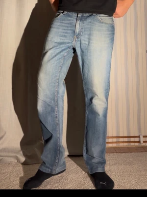 Archive Levis 511 Jeans 33/33 - Säljer nu dessa galet feta jeansen från Levis storlek 36/34 men är absolut inte true till storleken, sitter mer som 33/33 Modellen är 188cm och väger 78kg  Total längd: 103 Benöppning: 20 Midja: 44  Priset kan som alltid diskuteras, hör av er vid minsta fundering! Mvh Charlie