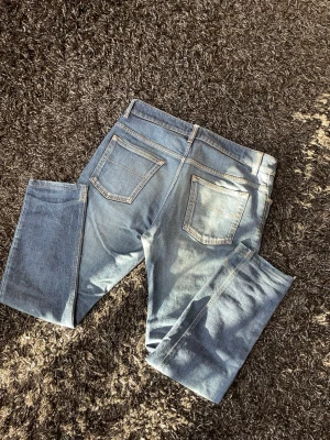 Filippa K - •Filippa K •M. Rob •strl 33/32 •skick 9/10. Ett par jeans som passar till allt för ett billigt pris! Hör av dig vid minsta lilla fråga🤝