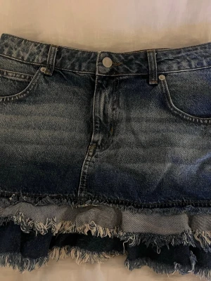 Blå jeanskjol från Nelly  - Säljer en snygg blå jeanskjol från Nelly perfekt till sommaren! 💖💖