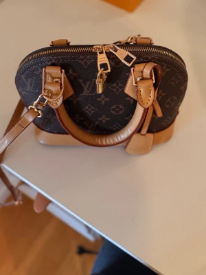 Väska  - Kommer med allt på bild. 