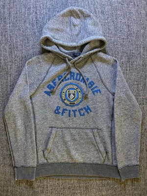Abercrombie & Fitch hoodie ~ sällsynt modell  - Säljer en eftertraktad A&F tröja i väldigt bra skick | storlek XS (true size) och passar perfekt nu till våren. Kan även gå ner lite i pris vid snabb affär  Obs vid frågor tveka inte😊