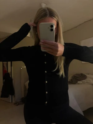 Toppar - Tröja/kofta med guld knappar. Helt oanvänd!💕