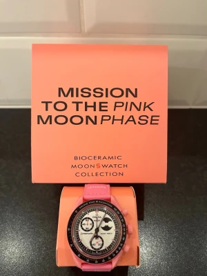 Omega Moon Swatch Moonphase Pink - Omega Moon Swatch Moonphase Pink, helt ny!