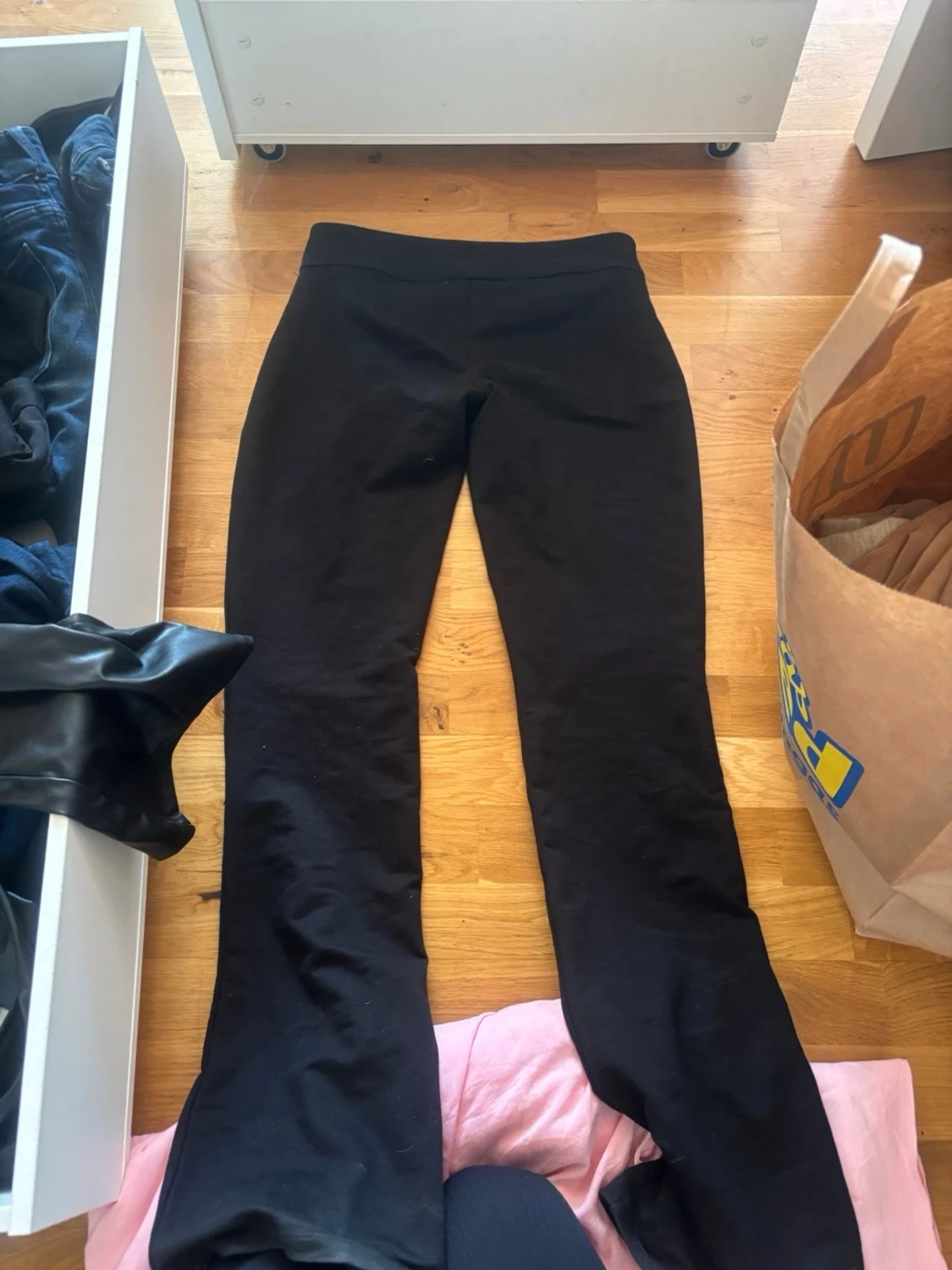 Svarta utsvängda leggings - 1