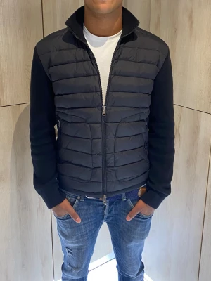Svart Moncler cardigan L - Säljer nu min Moncler cardigan i storlek L men passar även M. Säljer den nu för den inte kommer till användning längre. Inga defekter. Tveka inte på att höra av dig vid frågor! Priset är diskuterbart och billigare vid snabb affär! 