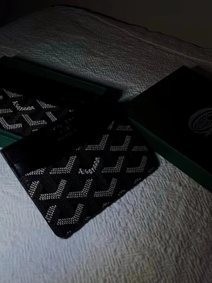 go plånbok - Stilrent kortfodral i svart design – helt nytt  Säljer ett elegant och smidigt kortfodral i svart mönstrad design. Perfekt för dig som vill ha något stilrent och praktiskt till vardags.  Helt nytt och oanvänt, i perfekt skick. Tar lite plats men rymmer det viktigaste. 