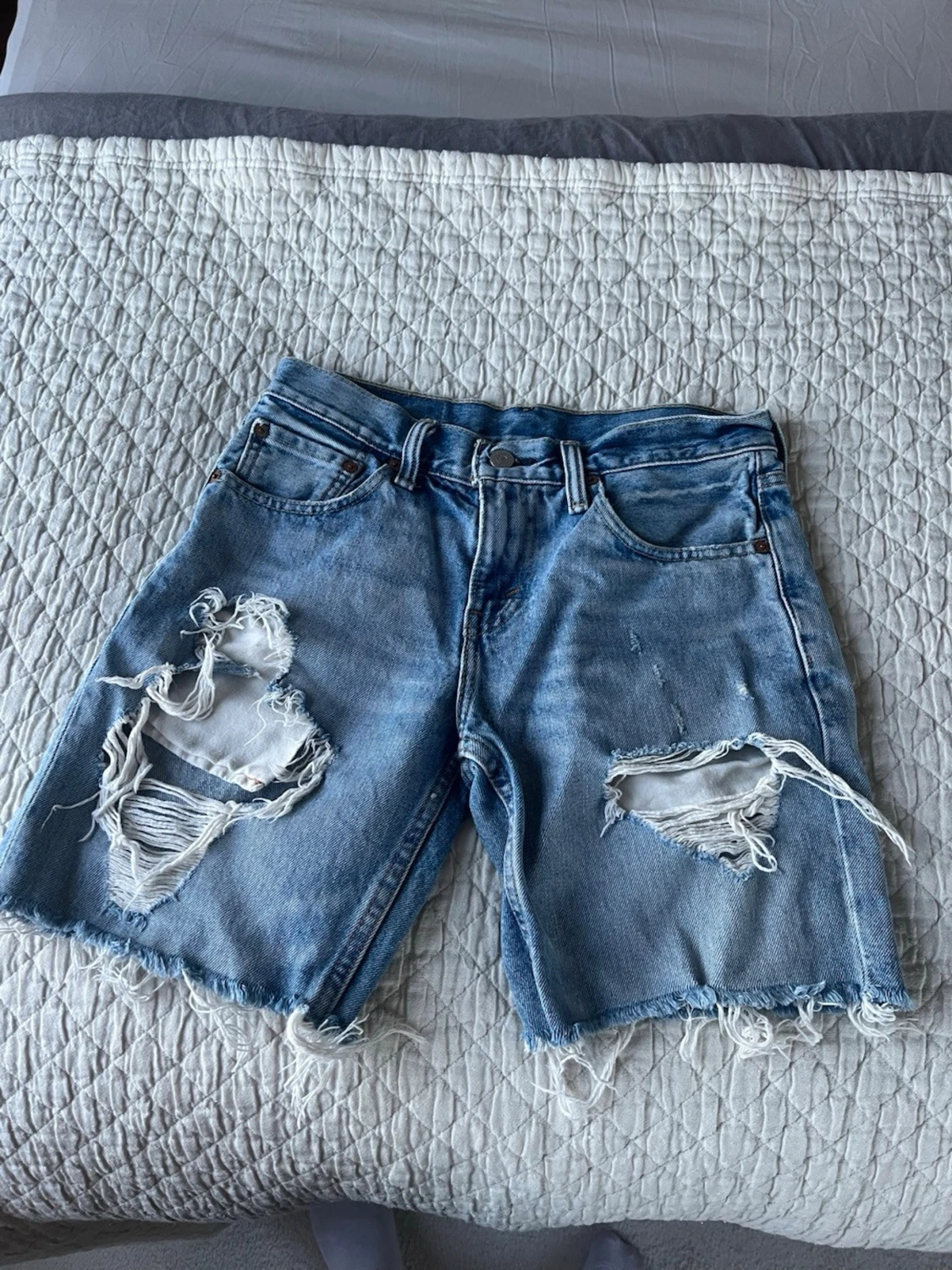 Levi's ljusblå jeansshorts med fransar - 2