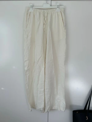 Vita madlady linnebyxor - Säljer ett par vita linnebyxor som är lite åt offwhite hållet. Nypris 599kr och modellen heter Mel 04Low. Byxorna har sidofickor och är tillverkade i ett lätt och luftigt linnetyg, perfekta för sommaren. Storlek S-Short som passar mig som är ca 166 cm lång. Har endast använt dom 2 gånger💞Priset kan absolut diskuteras!!
