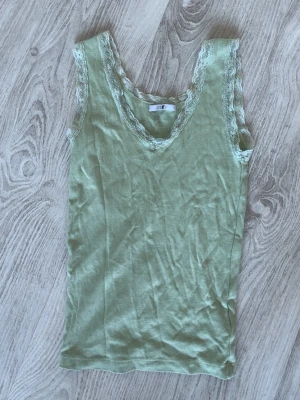 Grönt spetslinne - Säljer en grönt spetslinne för bra pris💗Kolla in min profil för fler fina och trendiga plagg!