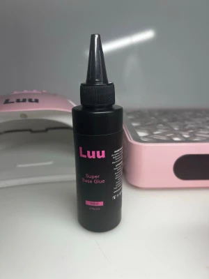 Super base glue luu nails - Super base glue från luu nails julkalendern. använd bara en gång. Nypris: 1000kr