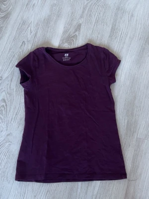 Mörklila T-shirt - Säljer en basic t-shirt som är i storlek 146/152 men passar XXS/XS💕 Kolla in min profil för fler fina och trendiga plagg!