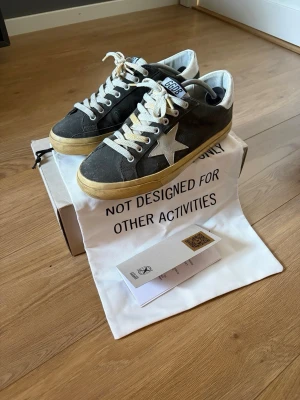 Golden Goose Super Star - Exklusiva Golden Goose skor i storlek 42. Nypris ligger på ca 5700kr och går inte att få tag på någon annanstans. Allt og ingår. Skick 9/10, använda sparsamt.    Hör av dig vi frågor!                