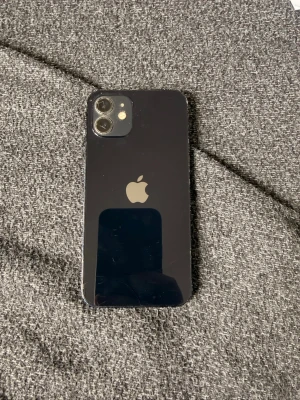 Svart iPhone 12 - Säljer en iPhone 12, Den fungerar bra men har lite problem. Dåligt batteri, skrapad på sidorna och dålig kamera