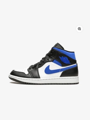 Nike Air Jordan 1 Mid svart/blå/vit - Nu säljer jag mina jätte snygga jordans för att dom inte längre kommer till användning, dom är använda rätt flitigt men det är nästan inget fel på dom, pris går att diskutera, skriv privat för bilder på skorna !! 
