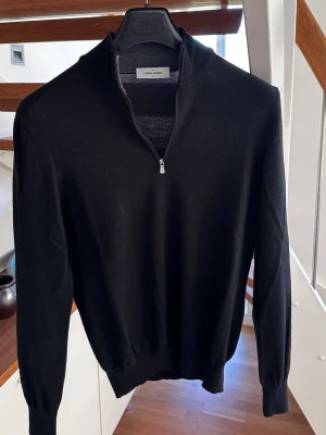 Gran Sasso half zip svart - Stilren svart tröja från Gran Sasso. 100% merino ull. Knappt använd då den är lite för liten för mig. Storlek 48. Nypris 1900kr.
